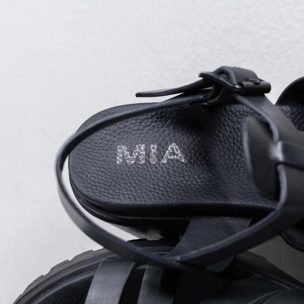MIA tira sandals
